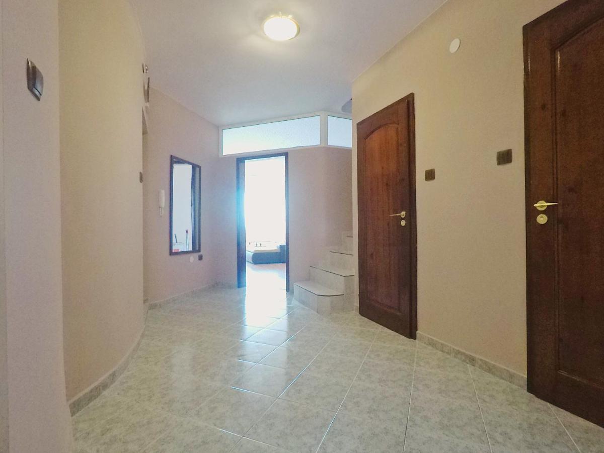 Spacious And Bright Maisonette Varna Center Exterior photo